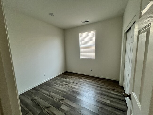Building Photo - 680 Bilston Dr