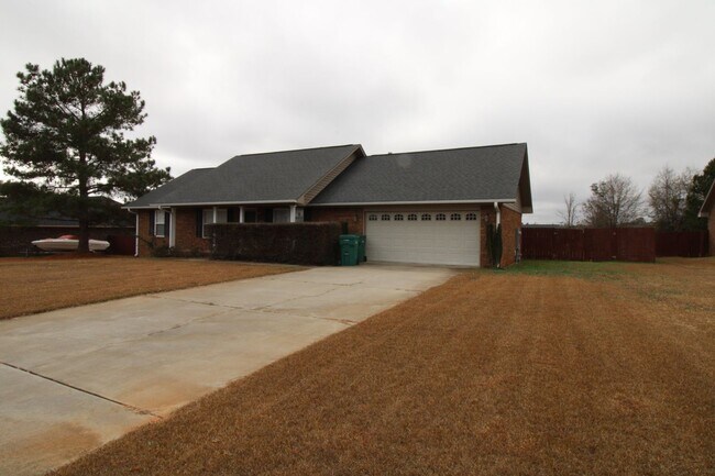 Building Photo - Popular Linwood Plantation - 3/2, huge fen...