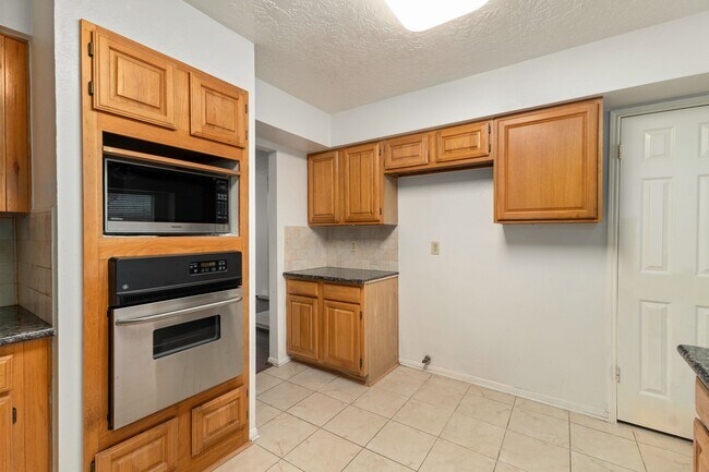 Building Photo - 3118 Kempwood Dr