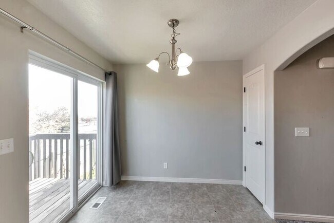 Building Photo - Stunning Saratoga Springs Townhome