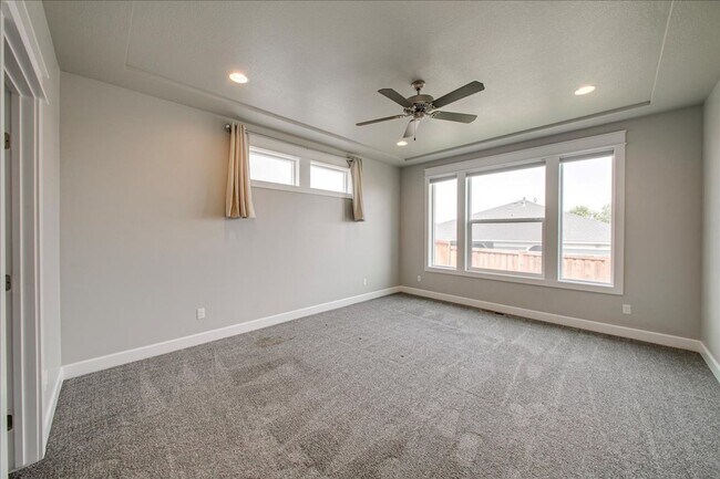 Building Photo - Beautiful Home in Desired Hazelwood Subdiv...