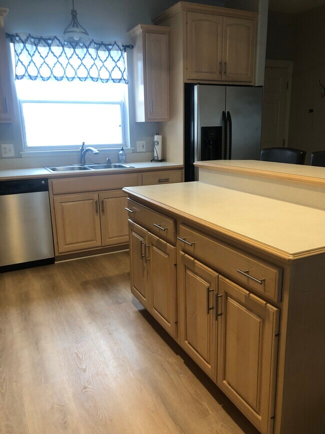 Kitchen island - 40 Park Island Dr