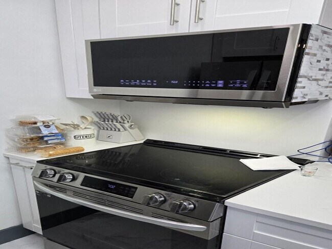 Building Photo - 2909 Middle River Dr