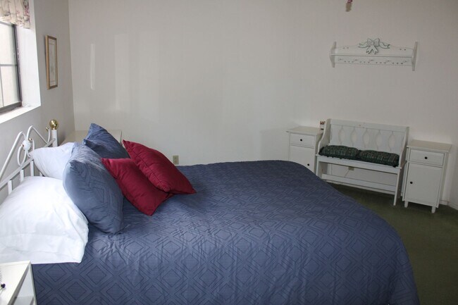 Building Photo - Riverfront 4 Bedroom Vacation Home Includes utiliities