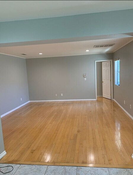 Building Photo - 7104 Yarmouth Ave