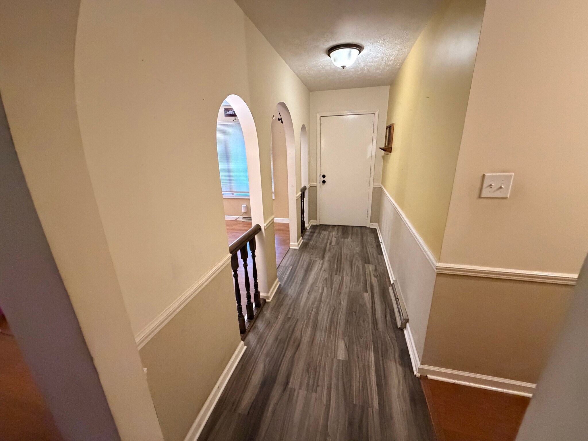 Building Photo - 548 Queenswood Dr