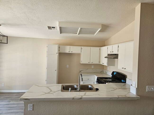 Building Photo - 4 Bedroom Adelanto Home