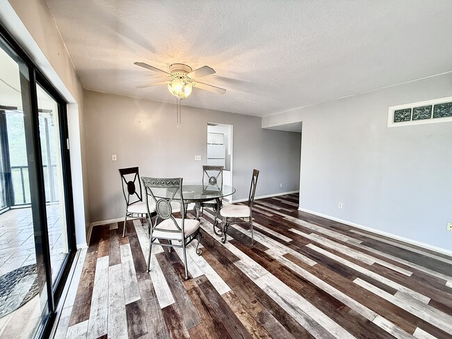 Building Photo - 2800 Cove Cay Dr