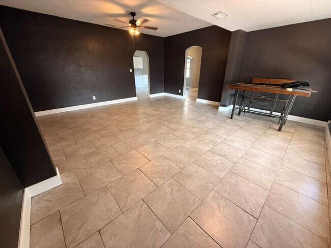 Building Photo - Updated 4/2 Ready for Immediate Move-In