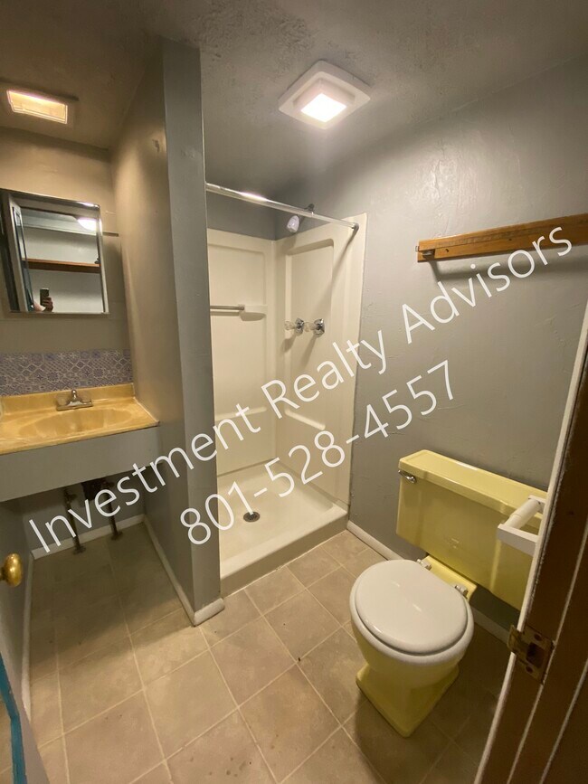 Building Photo - 222 W Broadway-N