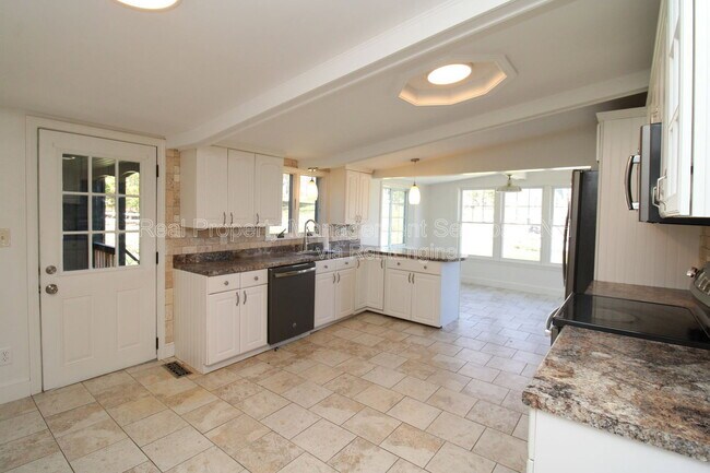 Building Photo - 94 Lakeshore Dr