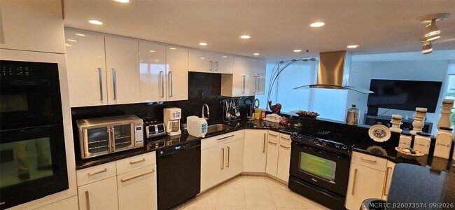 Building Photo - 2575 S Ocean Blvd