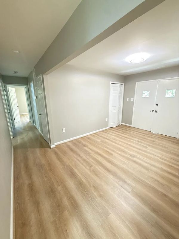 Building Photo - 1260 Kenmore Dr