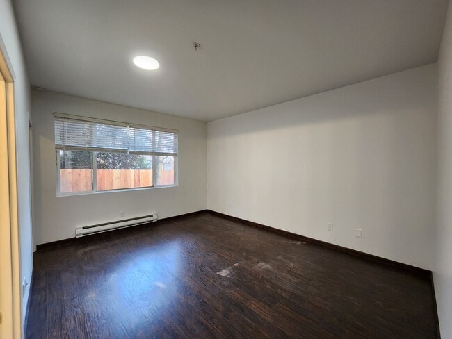 Building Photo - Renovated 3 Bedroom Condo