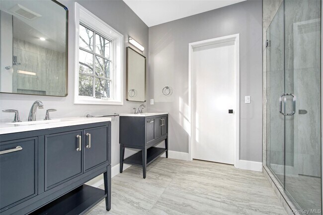 Building Photo - 2 Myrtledale Rd