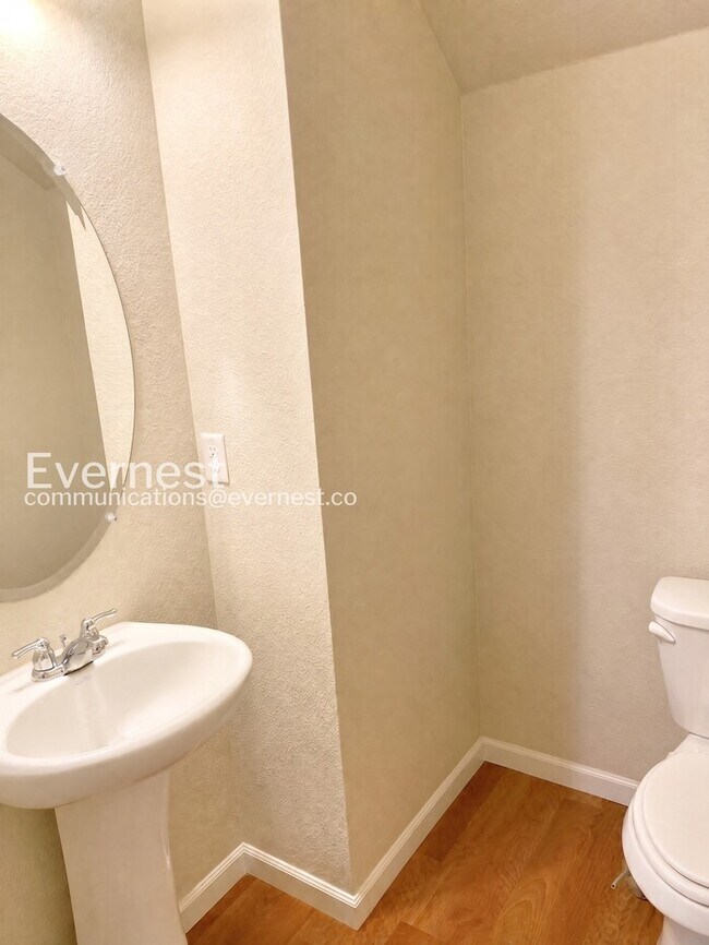 Building Photo - 2 Bed/2.5 Bath Town Home with Garage / Available Soon!