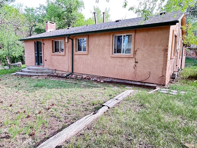Building Photo - Calm 2 Bedroom, 2 Bath near Cheyenne Canyon