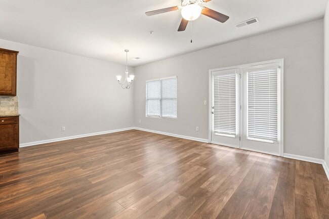 Building Photo - 3 Bedroom Townhome in Jonesboro!