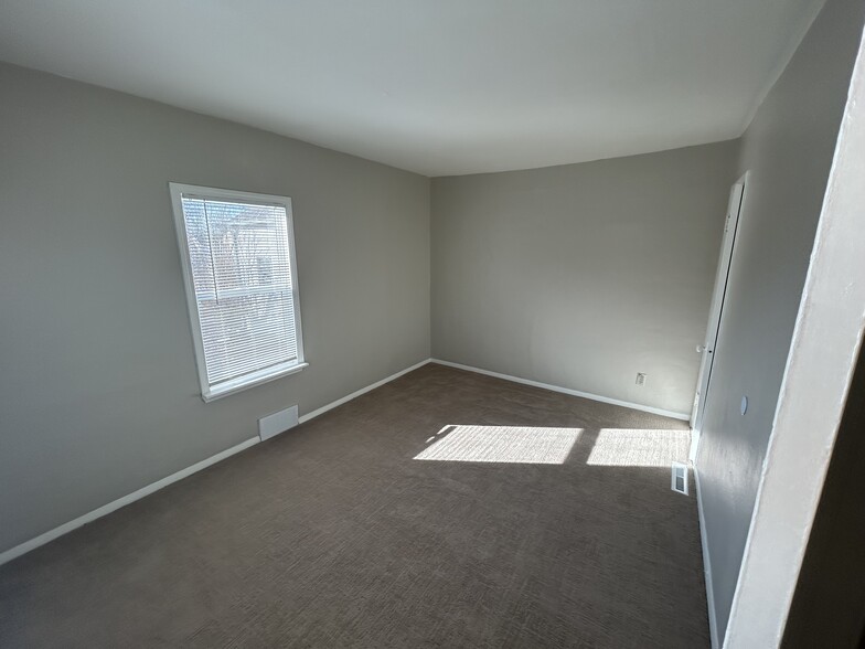 Bedroom 1 - 611 S Hawthorne Ave