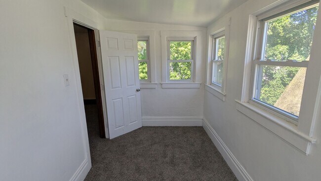 Building Photo - Spacious 4-bedroom, 1.5-bath home in Akron