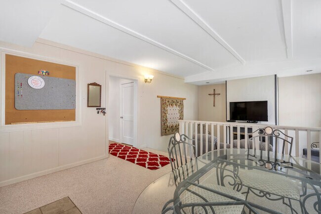 Building Photo - 631 Clover Ln