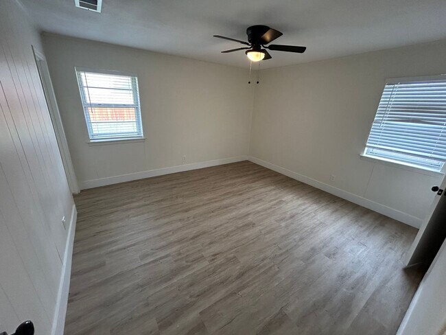 Building Photo - 1115 Westmoreland Dr