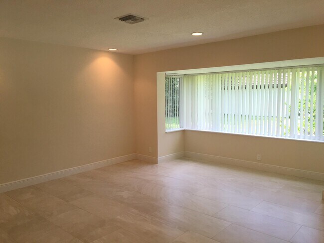 Building Photo - 6593 Serena Ln