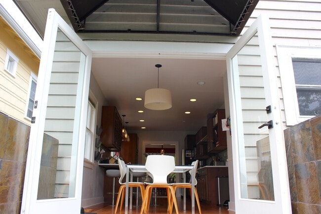 Building Photo - Beautiful Queen Anne Craftsman Home!