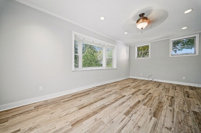 Building Photo - 4 Bedroom 2 Bathroom with large fenced in yard for Pets