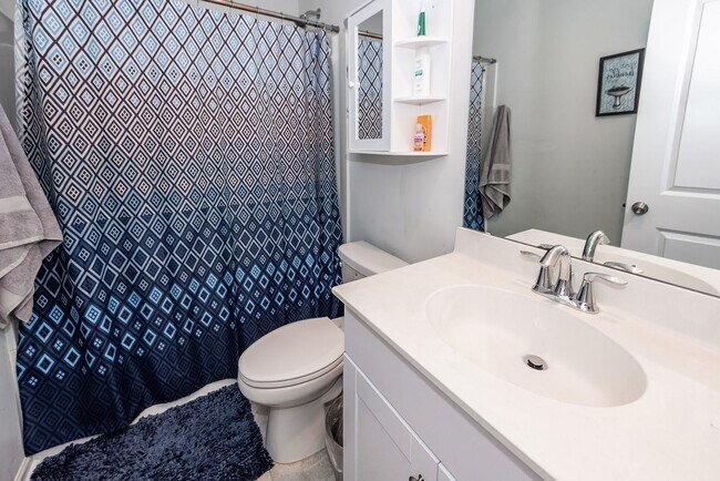 Building Photo - 4 Bedroom, 3.5 Bathroom Home in Summers Co...