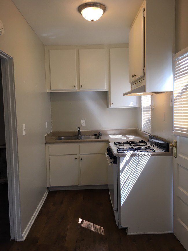 Interior 1bd home - 1bd 1ba cottage 412-416 Claudina St