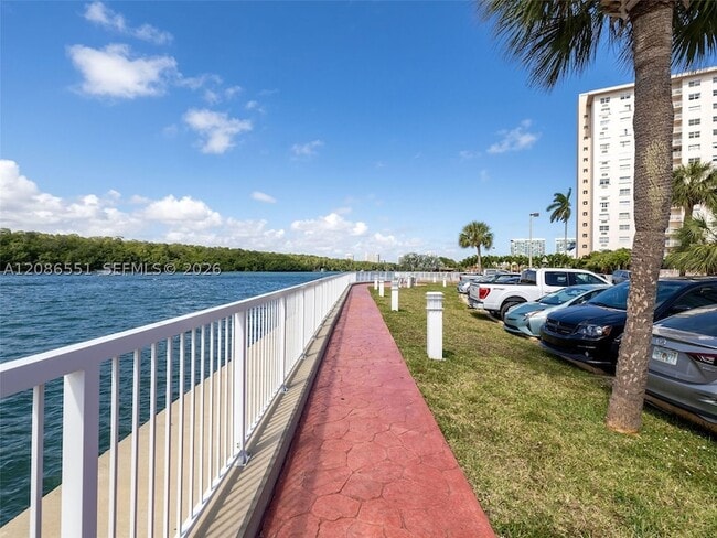 Building Photo - 500 Bayview Dr
