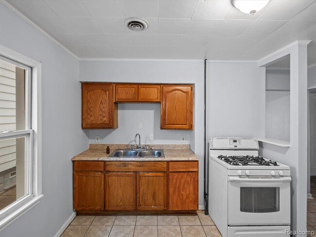 Building Photo - SECTION 8 FRIENDLY!!! AVAILABLE FOR MOVE-I...