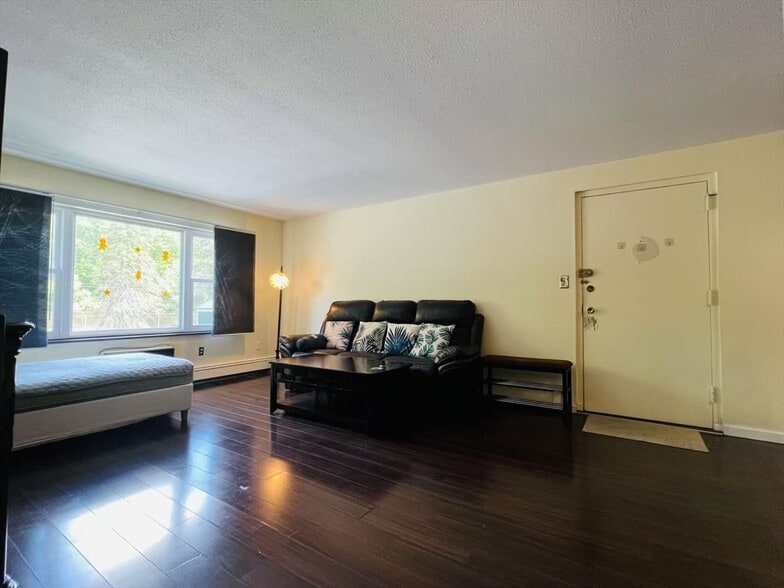 Building Photo - B5 Colonial Dr