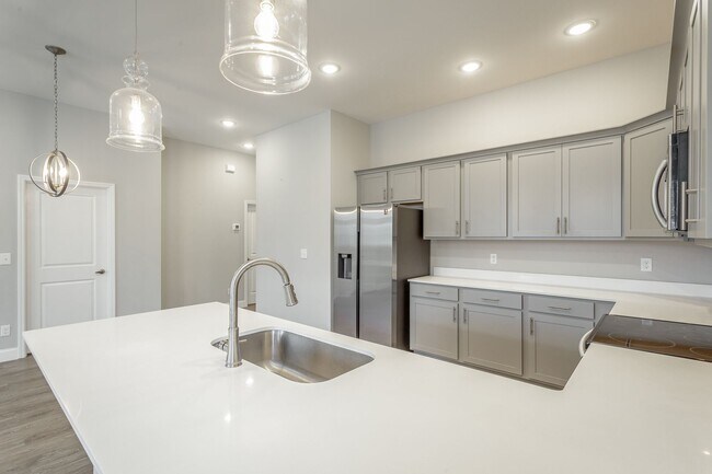 Building Photo - 578 Strong Ave