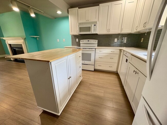 Building Photo - 2 Bedroom 2.5 Bathroom Townhome in Mechani...