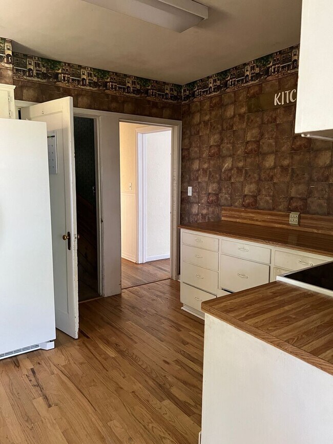 Building Photo - Charming 5 Bed, 2 bath home in the heart of Rexburg with detached 3 CAR GARAGE!!!!