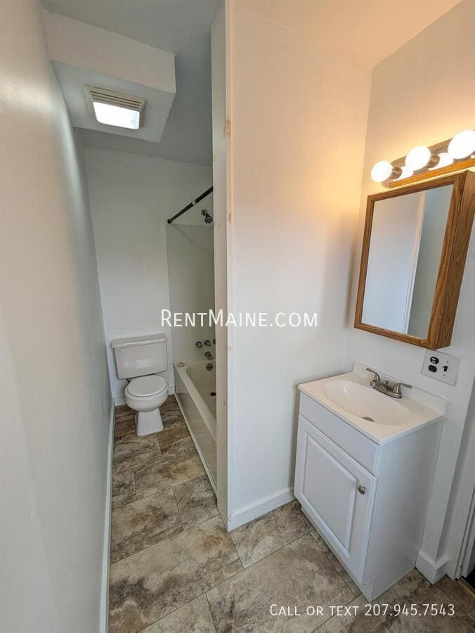 Building Photo - 575 Main St