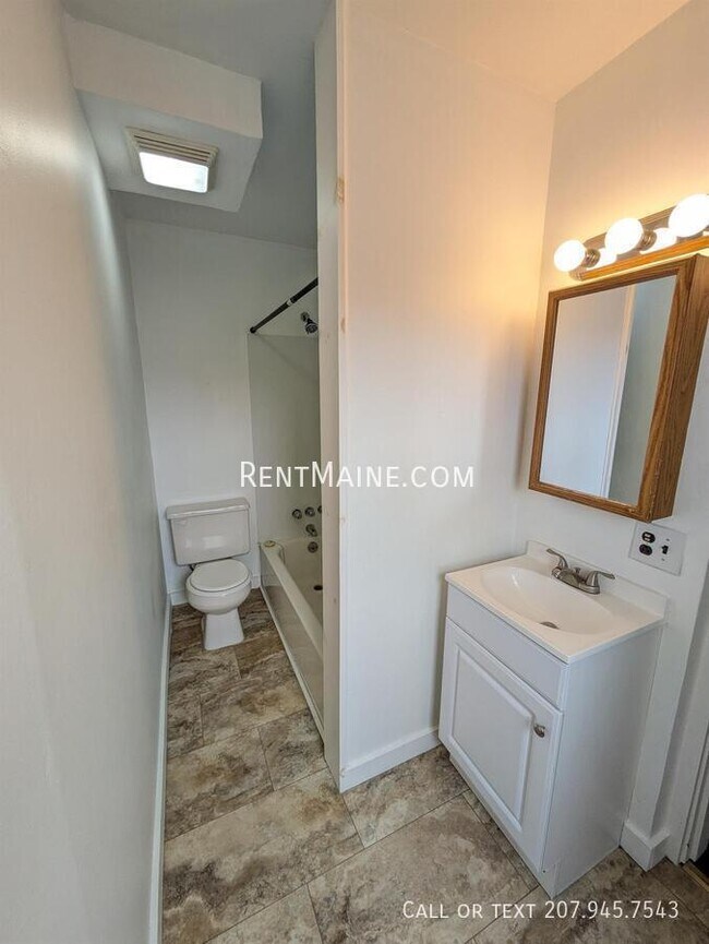 Building Photo - 575 Main St