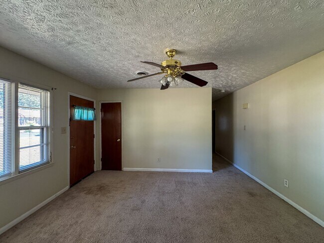 Building Photo - Cute 3 Bed 1.5 Bath Home with Fenced Yard