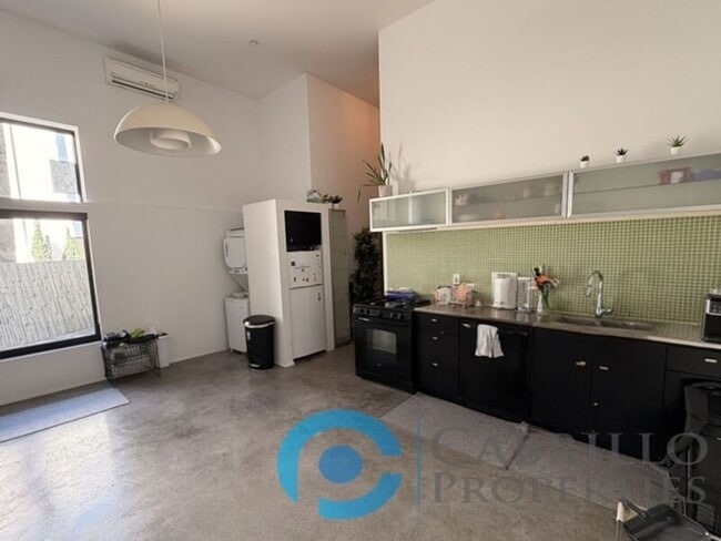 Building Photo - 3771 Centre St