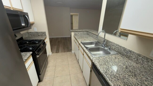 Building Photo - 2 Bedroom Condo!