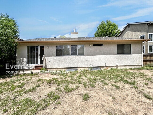 Building Photo - 3 Bed, 2 Bath Home with Fenced Yard & Garage / Available Soon!