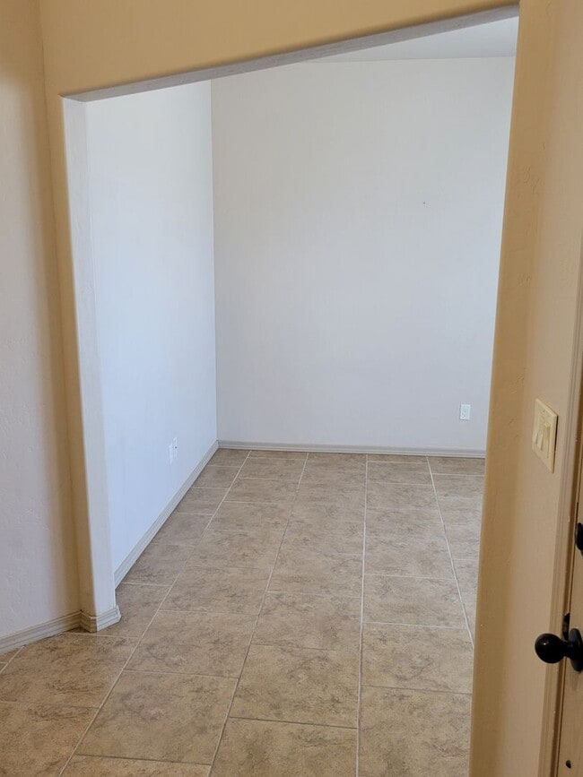Building Photo - 3 Bedroom, 2 Bathroom Home!