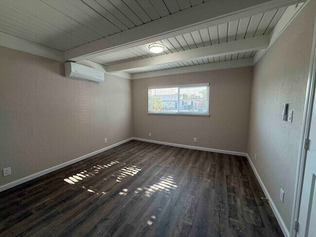 Building Photo - 3 Bed Home