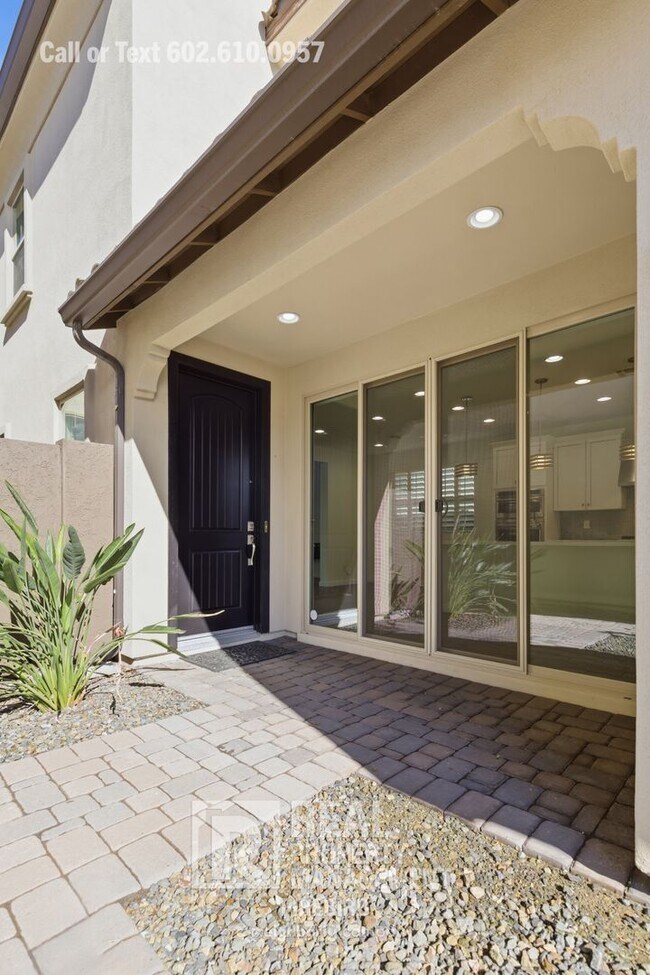 Building Photo - 2342 W Gloria Ln