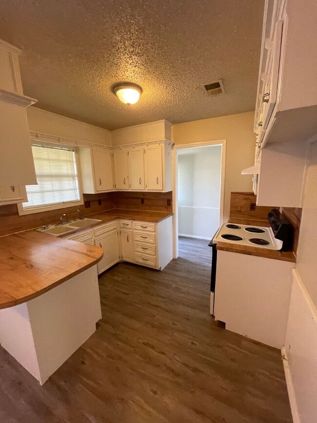 Building Photo - House Located Between Two Parks & Near Mov...