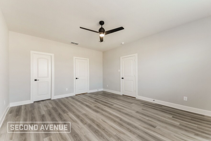 Building Photo - 2121 Meadow Dr