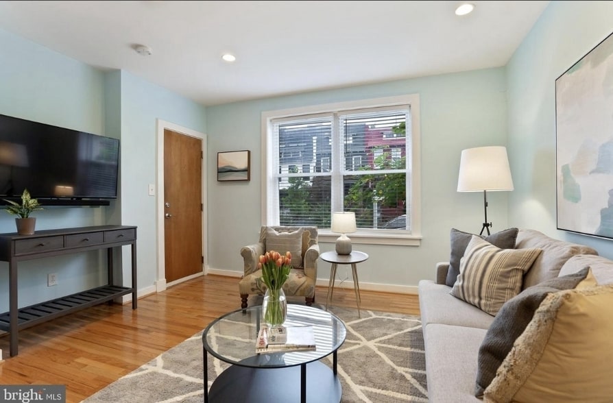 Building Photo - 302 Todd Pl NE