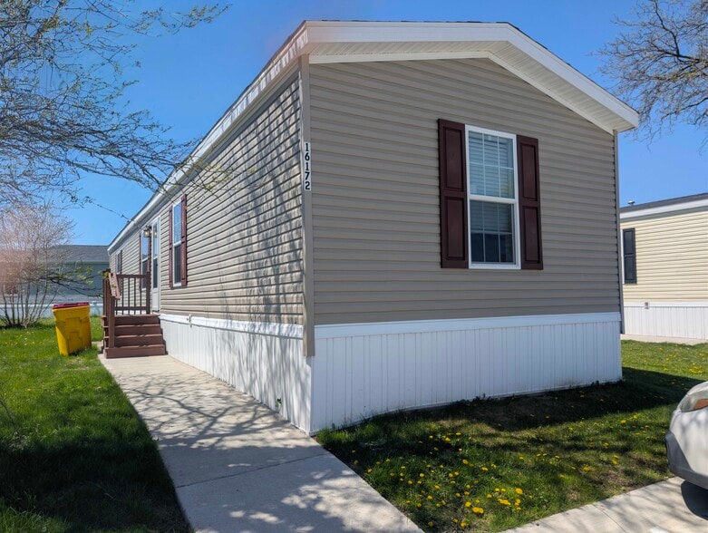 Building Photo - 16172 Frontenac Ave